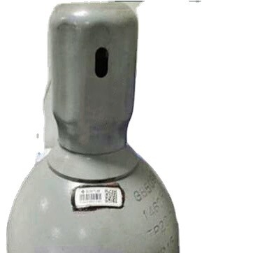 El cilindro de oxígeno industrial del gas que sigue la etiqueta del QR Code maneja la etiqueta